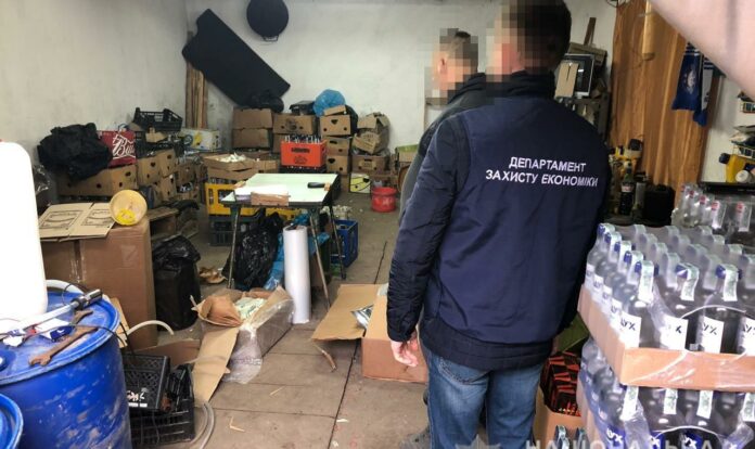 На Львівщині викрили підпільну гуральню з алкоголем на 2 мільйони (фото) На Львівщині викрили підпільну гуральню з алкоголем на 2 мільйони (фото)