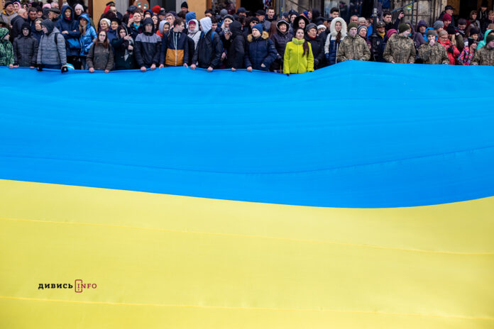 Як у центрі Львова урочисто заспівали Гімн України (фото, відео) Як у центрі Львова урочисто заспівали Гімн України (фото, відео)