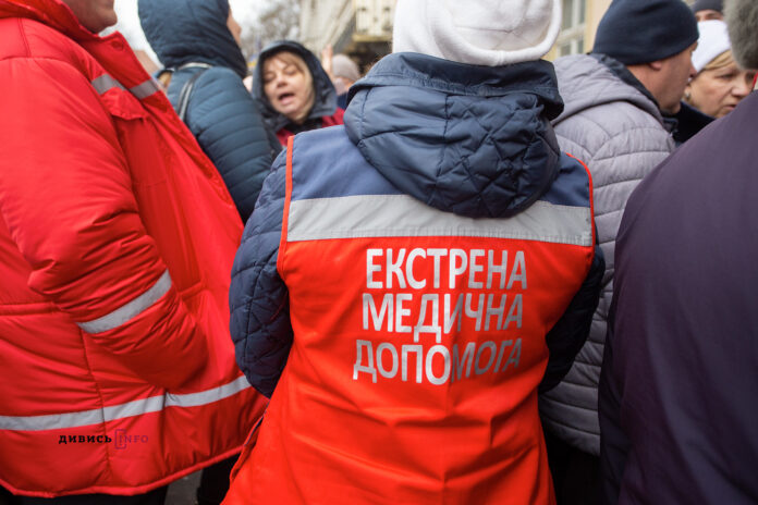 Облраду пікетують працівники швидкої допомоги, мешканці Соснівки та колишні працівники ЛАЗу Облраду пікетують працівники швидкої допомоги, мешканці Соснівки та колишні працівники ЛАЗу