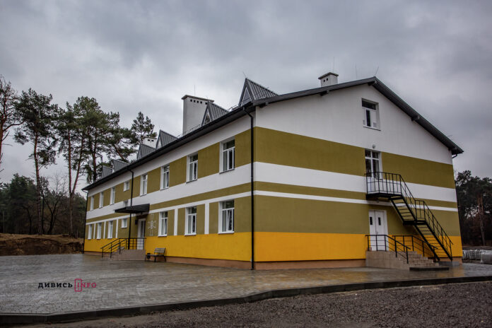Новосілля у Бродах: як виглядають нові казарми для воїнів-авіаторів (фоторепортаж) Новосілля у Бродах: як виглядають нові казарми для воїнів-авіаторів (фоторепортаж)