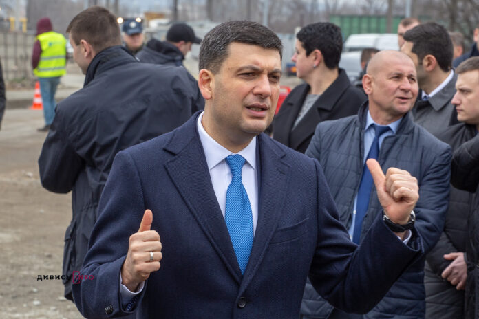 Маємо з’єднати всі обласні центри якісними дорогами, – заявив Гройсман на Львівщині (фото) Маємо з’єднати всі обласні центри якісними дорогами, – заявив Гройсман на Львівщині (фото)