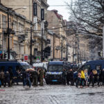 Загородження, перекритий рух і десятки поліцейських машин. Як зараз виглядає центр Львова (фото) - 24