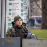 Загородження, перекритий рух і десятки поліцейських машин. Як зараз виглядає центр Львова (фото) - 22