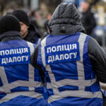 Загородження, перекритий рух і десятки поліцейських машин. Як зараз виглядає центр Львова (фото) - 21