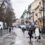 Загородження, перекритий рух і десятки поліцейських машин. Як зараз виглядає центр Львова (фото) - 9