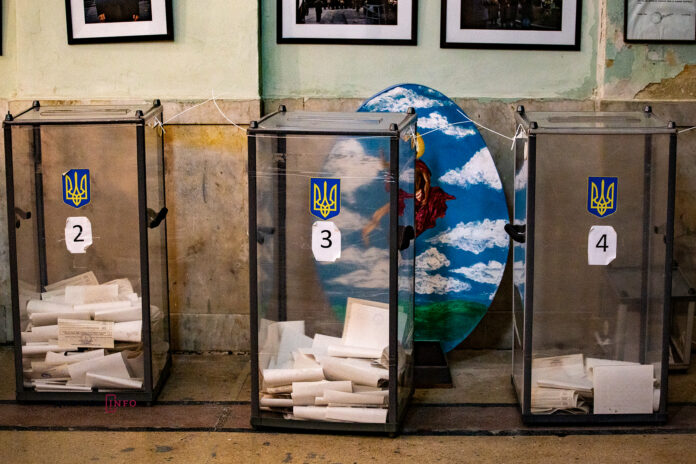 На Львівщині поліція фотографує посвідчення спостерігачів На Львівщині поліція фотографує посвідчення спостерігачів