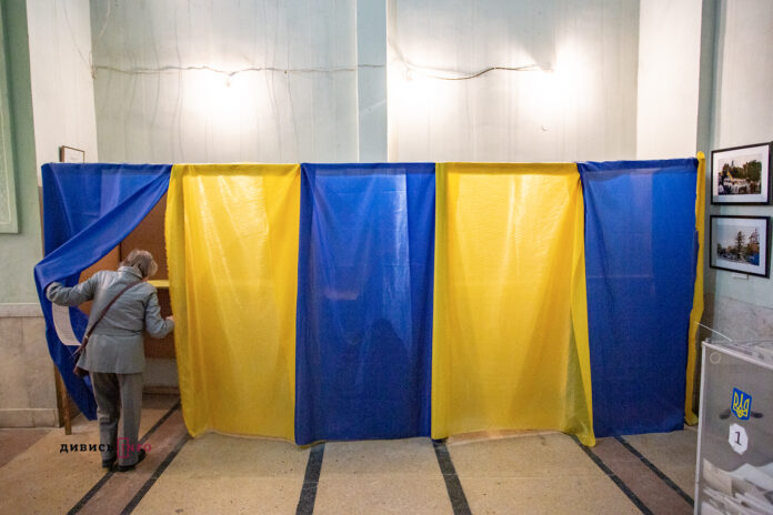 Нацполіція перевіряє факти фотографування правоохоронцями посвідчень спостерігачів Нацполіція перевіряє факти фотографування правоохоронцями посвідчень спостерігачів