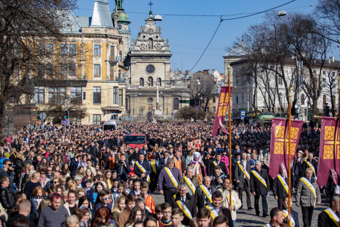 Центром Львова пройшла багатотисячна хресна хода (фоторепортаж) Центром Львова пройшла багатотисячна хресна хода (фоторепортаж)