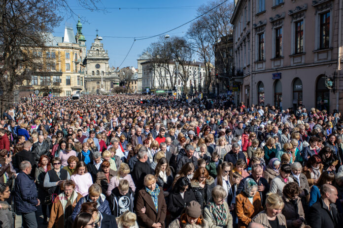 Спільна молитва у Львові зібрала близько 60 тисяч осіб Спільна молитва у Львові зібрала близько 60 тисяч осіб