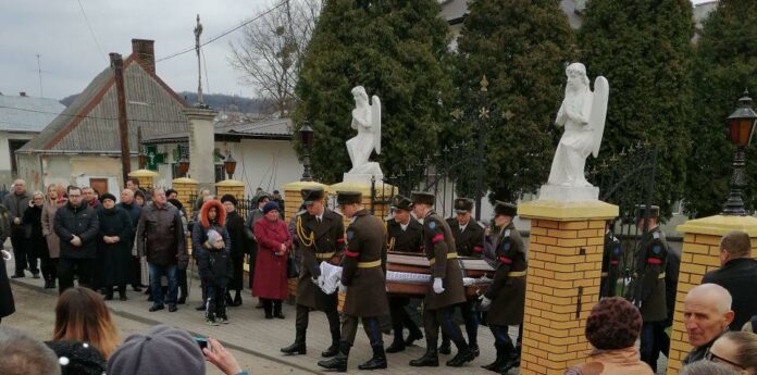 У Старому Роздолі попрощалась із бойовим медиком Володимиром Маркевичем (фото) У Старому Роздолі попрощалась із бойовим медиком Володимиром Маркевичем (фото)