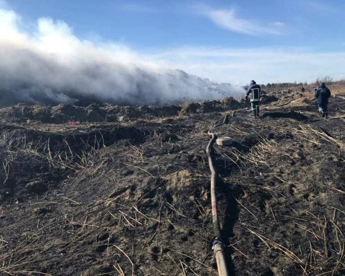 На Львівщині горить сміттєзвалище На Львівщині горить сміттєзвалище