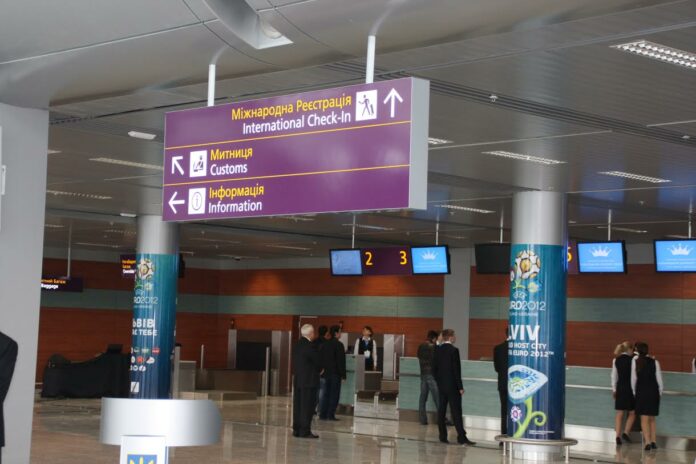 В аеропорту «Львів» митники вилучили в українки брендового одягу на понад 20 тисяч євро В аеропорту «Львів» митники вилучили в українки брендового одягу на понад 20 тисяч євро