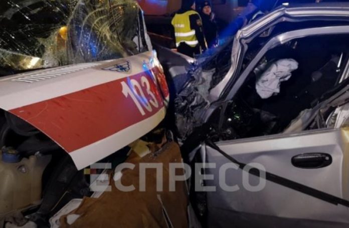 У Києві зіткнулися лобом в лоб швидка і легковик: троє загиблих, троє госпіталізованих У Києві зіткнулися лобом в лоб швидка і легковик: троє загиблих, троє госпіталізованих
