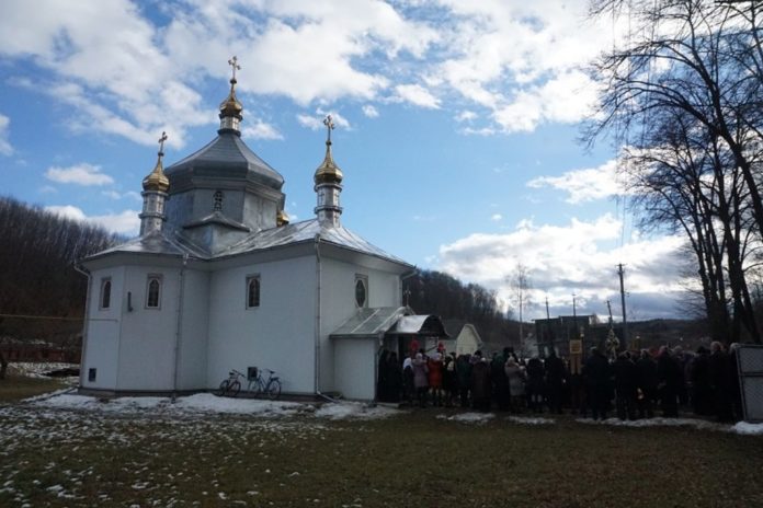 На Буковині священики побилися під час переходу громади до ПЦУ На Буковині священики побилися під час переходу громади до ПЦУ
