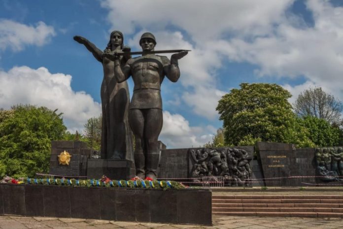 У Львові таки знесли 30-метрову стелу Монумента слави (відео) У Львові таки знесли 30-метрову стелу Монумента слави (відео)