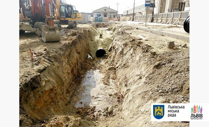 На площі Двірцевій у Львові розпочалися роботи з влаштування каналізаційного колектора На площі Двірцевій у Львові розпочалися роботи з влаштування каналізаційного колектора