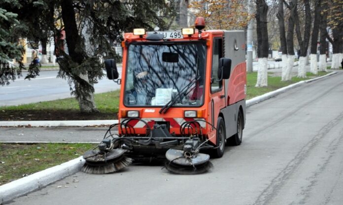 У Львові комунальні служби прибирають вулиці від піску У Львові комунальні служби прибирають вулиці від піску