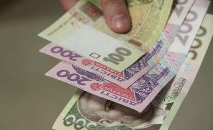 Середня зарплата українців зросла на 2,2% за місяць — Держстат Середня зарплата українців зросла на 2,2% за місяць — Держстат