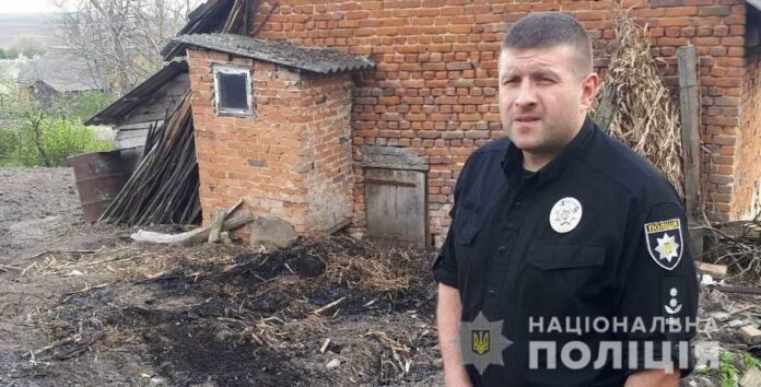 На Львівщині офіцер поліції врятував літню жінку, на якій спалахнув одяг (відео) На Львівщині офіцер поліції врятував літню жінку, на якій спалахнув одяг (відео)
