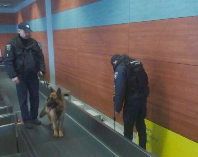 Через повідомлення про замінування зі львівського аеропорту евакуювали 700 осіб, – поліція (фото) Через повідомлення про замінування зі львівського аеропорту евакуювали 700 осіб, – поліція (фото)