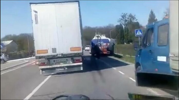 На Львівщині водій бензовоза збив на смерть дев’ятирічного хлопчика На Львівщині водій бензовоза збив на смерть дев’ятирічного хлопчика