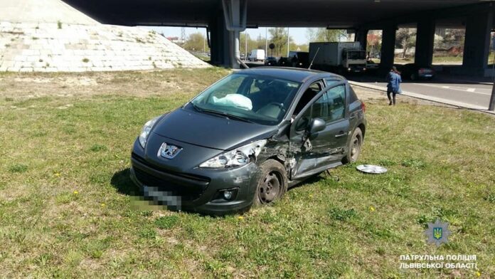 У Львові п’яний водій за кермом “Peugeot 508” зніс з дороги іншу автівку (фото) У Львові п’яний водій за кермом “Peugeot 508” зніс з дороги іншу автівку (фото)