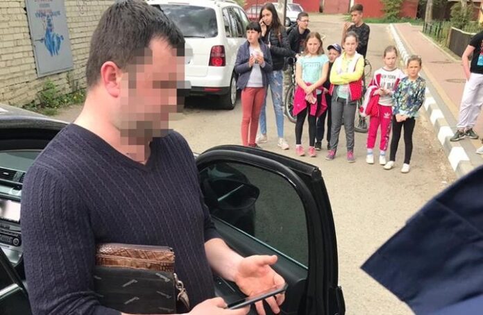 У Стрию затримали на хабарі слідчого поліції (фото) У Стрию затримали на хабарі слідчого поліції (фото)