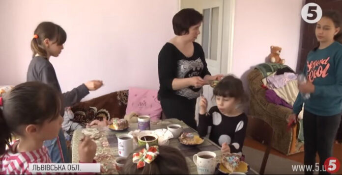 На Львівщині благодійник подарував багатодітній вдові АТОвця нове помешкання (відео) На Львівщині благодійник подарував багатодітній вдові АТОвця нове помешкання (відео)
