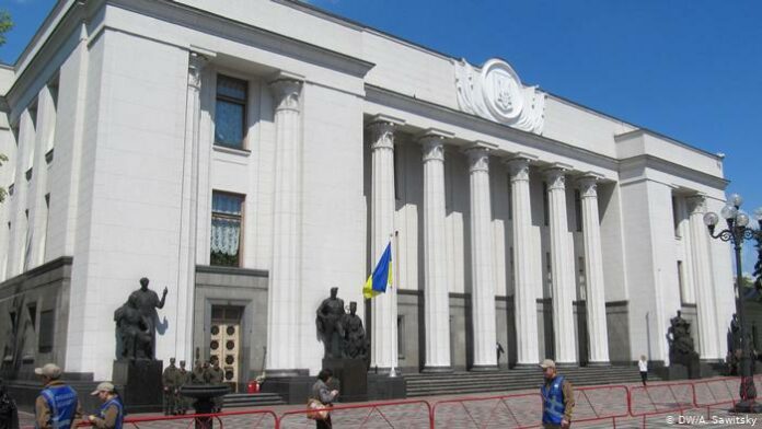 У будівлі Верховної Ради шукають вибухівку У будівлі Верховної Ради шукають вибухівку