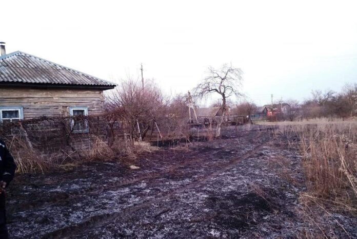 Невідомі побили пожежників, які гасили суху траву Невідомі побили пожежників, які гасили суху траву