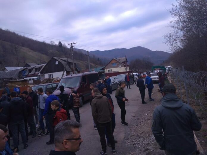 На Закарпатті місцеві мешканці заважають встановлювати на кордоні паркан (фото) На Закарпатті місцеві мешканці заважають встановлювати на кордоні паркан (фото)