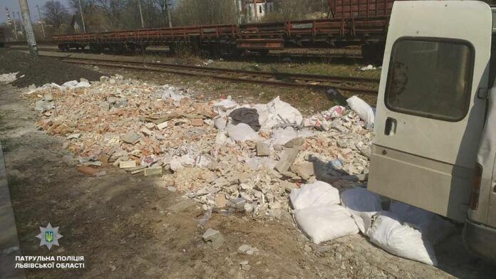 У Львові патрульні виявили осіб, які забруднювали узбіччя (фото) У Львові патрульні виявили осіб, які забруднювали узбіччя (фото)