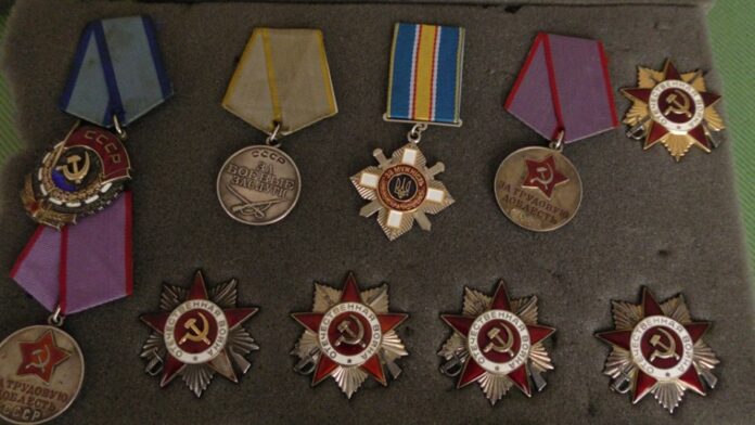 Львівські митники знайшли у посилці з США 37 орденів та медалей (фото) Львівські митники знайшли у посилці з США 37 орденів та медалей (фото)