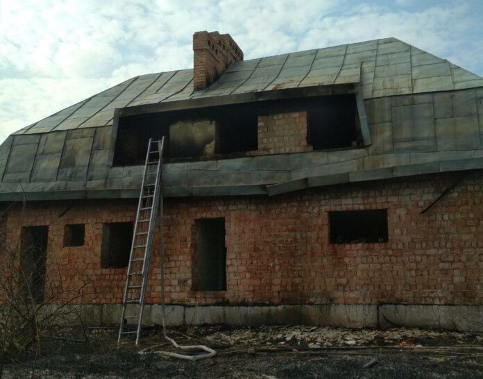 На Львівщині горіла цегляна господарська будівля На Львівщині горіла цегляна господарська будівля
