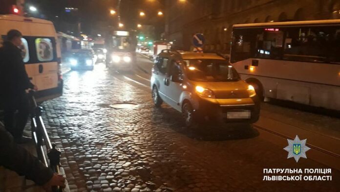 У Львові за вечір троє неповнолітніх пішоходів потрапили під колеса авто У Львові за вечір троє неповнолітніх пішоходів потрапили під колеса авто