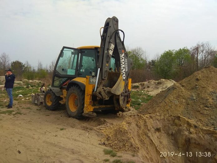 На Львівщині знову виявили захоронення тваринних решток (фото) На Львівщині знову виявили захоронення тваринних решток (фото)