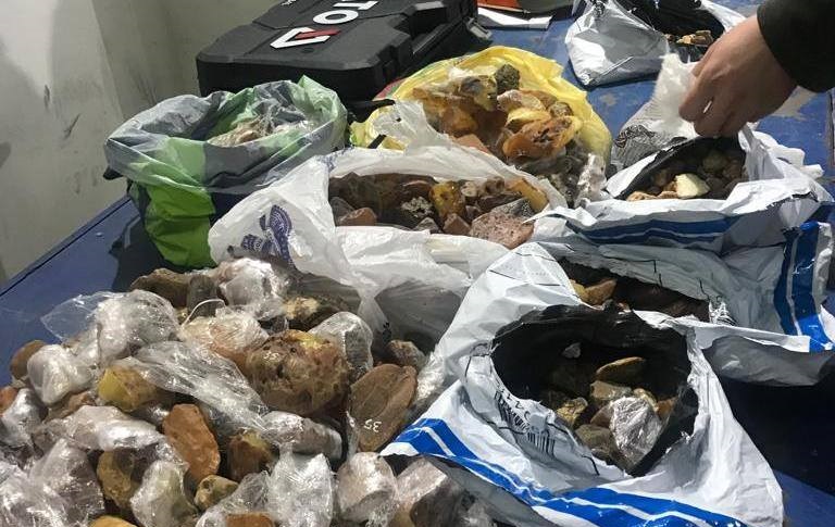 Львівські митники знайшли приховані понад 24 кг бурштину (фото)