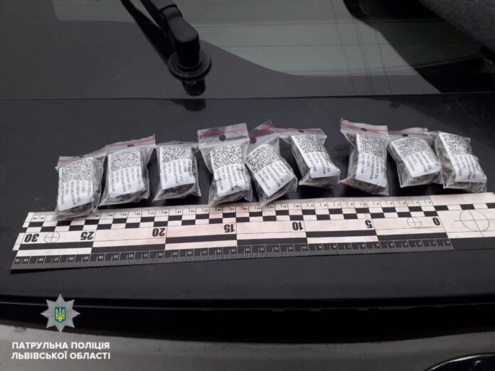 У Львові патрульні затримали збувача наркотиків У Львові патрульні затримали збувача наркотиків