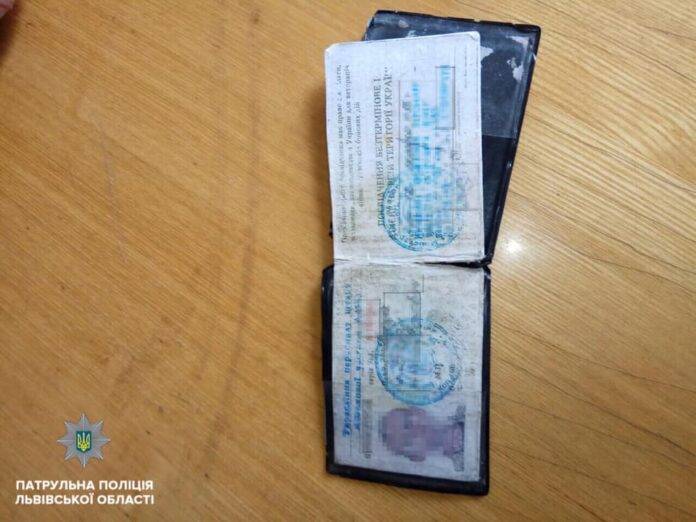 У Львові чоловік сам собі зробив посвідчення УБД, щоб безкоштовно їздити у транспорті У Львові чоловік сам собі зробив посвідчення УБД, щоб безкоштовно їздити у транспорті
