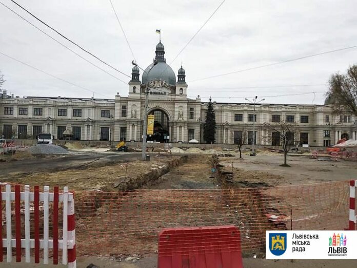 На площі Двірцевій завершили прокладати головний водогін На площі Двірцевій завершили прокладати головний водогін