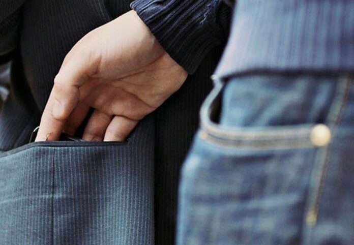 У Львові викрадача мобільних телефонів відправили за грати У Львові викрадача мобільних телефонів відправили за грати