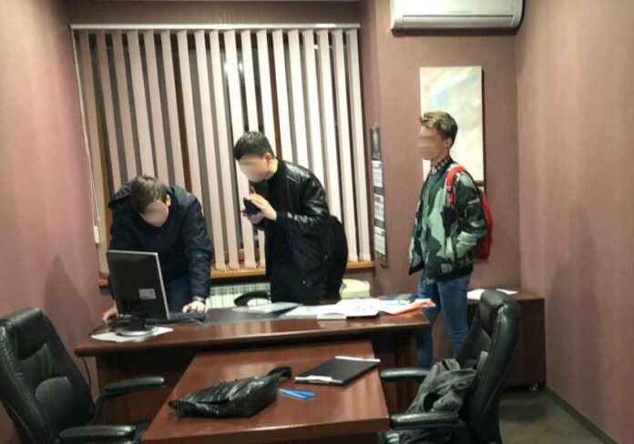 В Україні викрили шахраїв, які ошукали людей на 10 мільйонів через продаж автомобілів В Україні викрили шахраїв, які ошукали людей на 10 мільйонів через продаж автомобілів