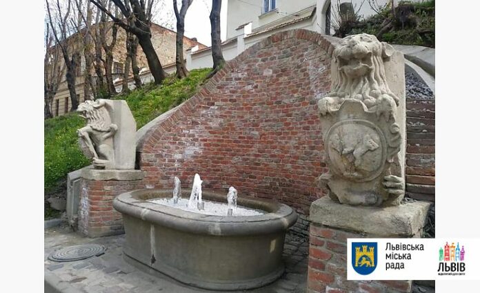 Після зими запрацював фонтан «Криниця з левами» Після зими запрацював фонтан «Криниця з левами»