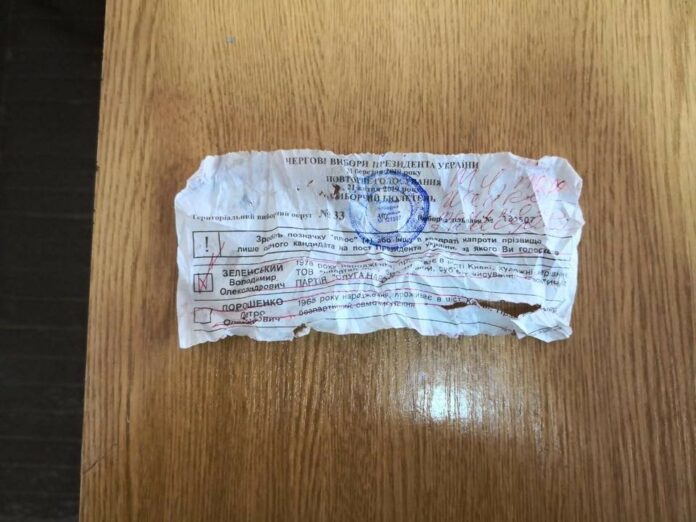 У Кривому Розі п’яна жінка ледь не з’їла бюлетень У Кривому Розі п’яна жінка ледь не з’їла бюлетень