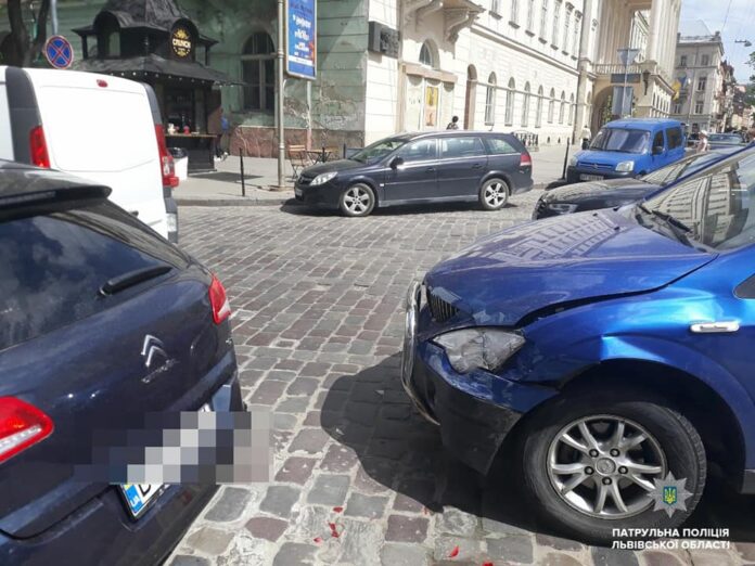 У центрі Львова неадекватний водій розбив 5 автівок (фото) У центрі Львова неадекватний водій розбив 5 автівок (фото)