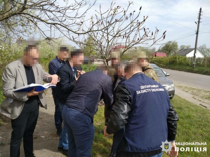 На Львівщині затримали на хабарі керівника відділу РДА та сільського голову (фото) На Львівщині затримали на хабарі керівника відділу РДА та сільського голову (фото)
