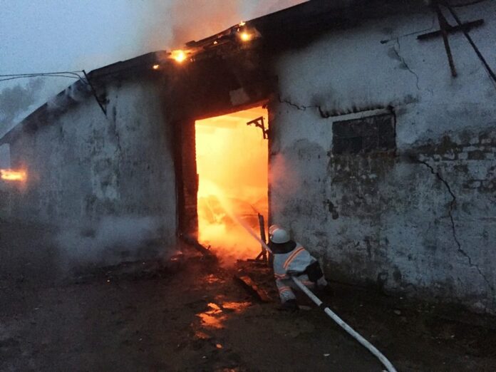 На Львівщині рятувальники ліквідували пожежу в складській будівлі (фото) На Львівщині рятувальники ліквідували пожежу в складській будівлі (фото)