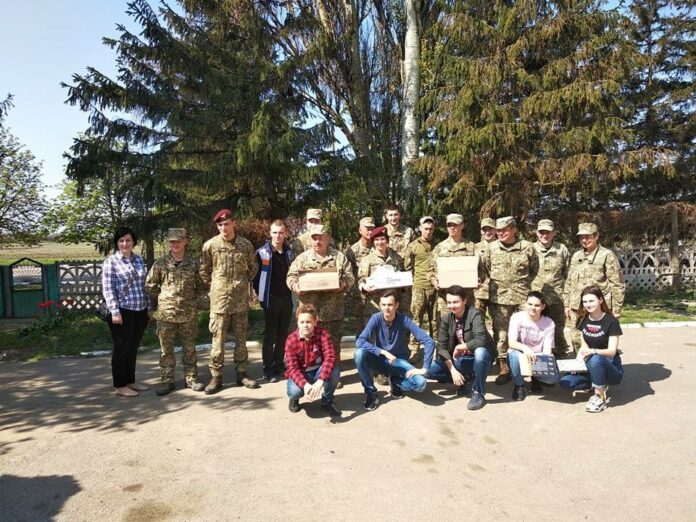 Львівські школярі привітали десантників 80-ї окремої бригади з Великоднем Львівські школярі привітали десантників 80-ї окремої бригади з Великоднем