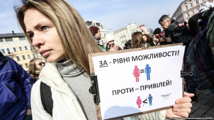 Скляна стеля чи примха статистики: чому українські жінки заробляють менше за чоловіків Скляна стеля чи примха статистики: чому українські жінки заробляють менше за чоловіків