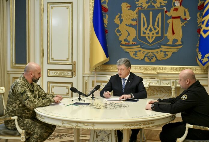 Порошенко доручив Кабміну перевірити на поліграфі все керівництво «Укроборонпрому» Порошенко доручив Кабміну перевірити на поліграфі все керівництво «Укроборонпрому»